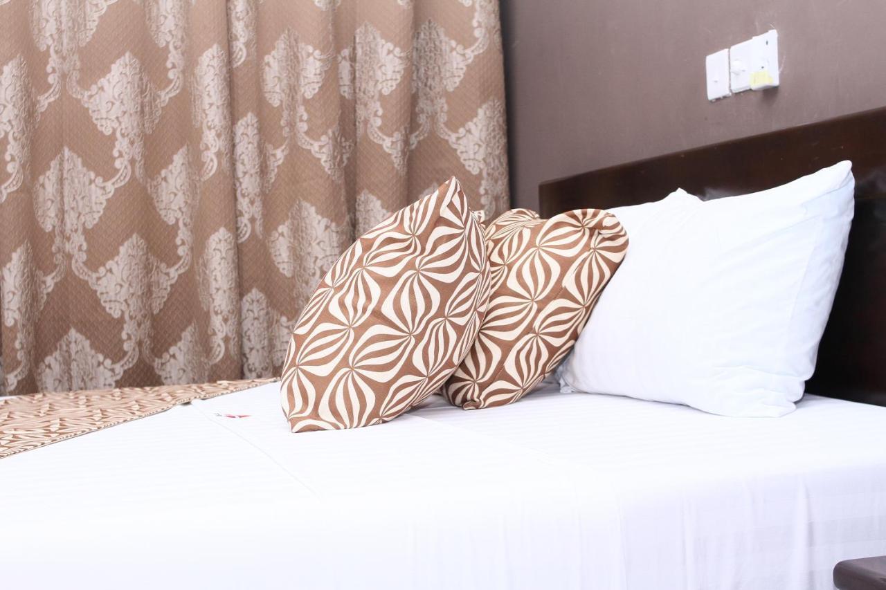 Plus 33 Hotel Nungua Esterno foto